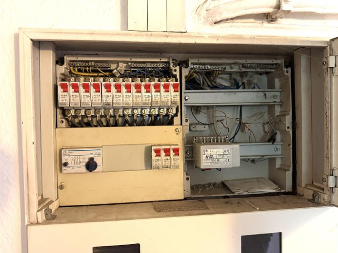 PRIVO DI PROVVIGIONE - casa unifamiliare indipendente in posizione migliore – abitare con giardino su attraente terreno d’angolo – Der Elektrokasten