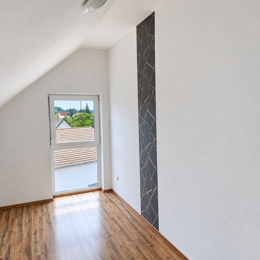 Wohnen auf 2 Ebenen: Helle 4,5-Zi.-Maisonette, 109 m², Loggia, Weitblick & Stellplatz in Osterburken – Zdjęcie 6