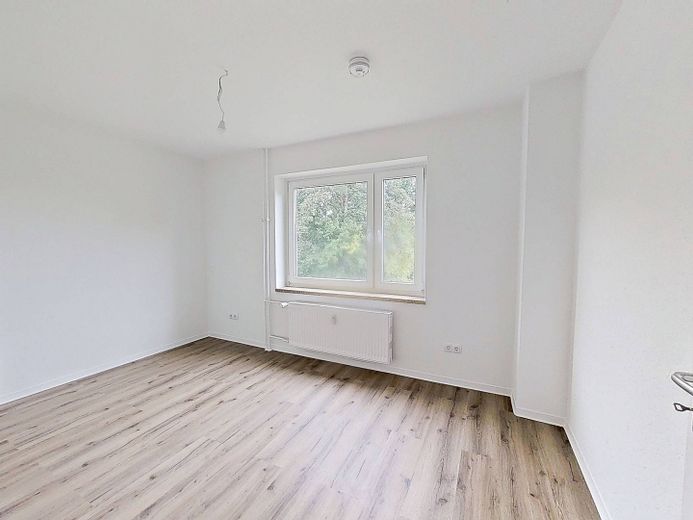 Die Blätter fallen, Ihre Miete auch: Gemütliche 2-Zimmer-Wohnung mit BALKON im Norden von Rendsburg – Schlafzimmer