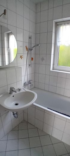 Leegstaande 2-kamerwoning, balkon, nabij Britzer Garten – Bad mit Badewanne und Fenster