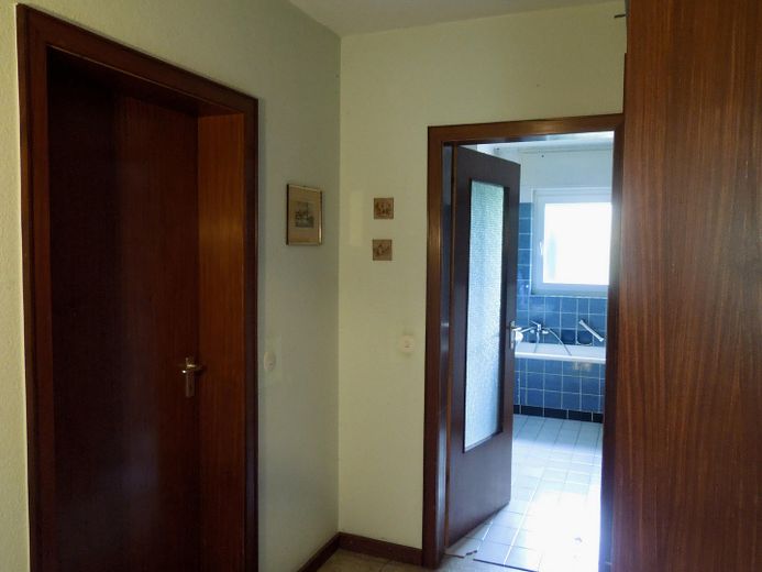 Bungalow im Grünen - provisionsfrei – Flur zum Badezimmer