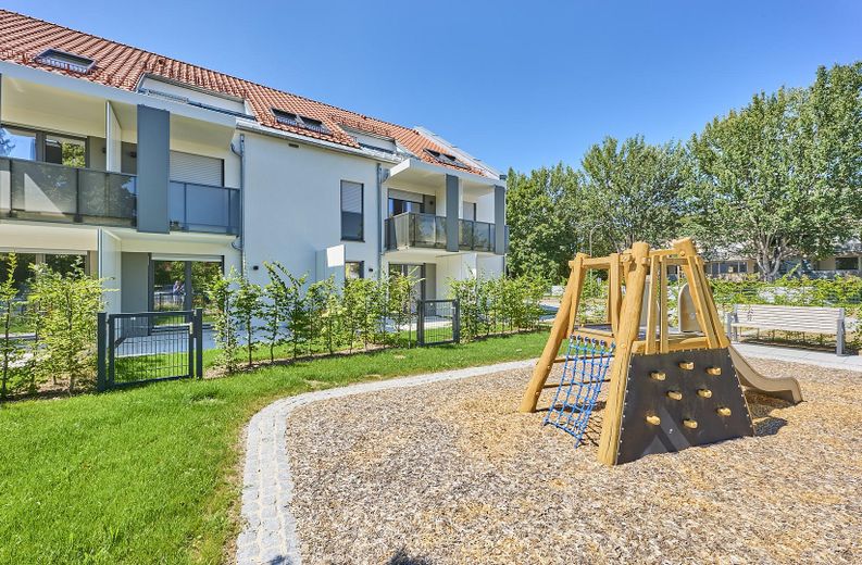 Neubau: Helle und ruhige Zwei-Zimmer-Wohnung mit luxuriöser Innenausstattung mit Balkon und EBK – Spielplatz 1