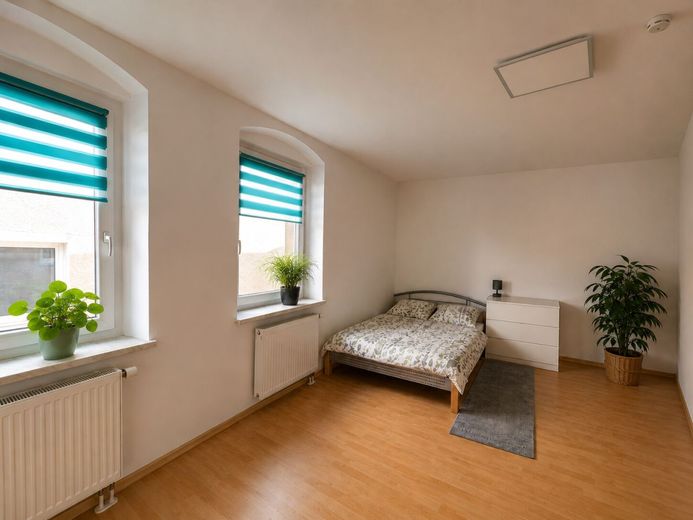 Saniertes Mehrfamilien-Haus mit PV-Anlage! 3 Wohnungen. Attraktive Kapitalanlage in Waidhaus Bayern – Schlafzimmer 1. OG
