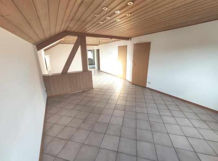 3 Zi. DG Wohnung mit Küche, Gartenmitbenutzung und Stellplatz – Wohn- /Esszimmer Bild 4