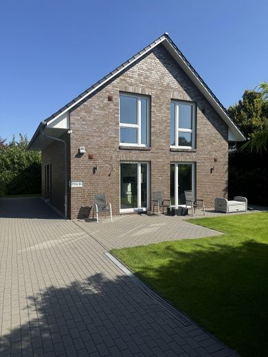 Wohlfühlpaket: Modernes, zentral gelegenes und ruhiges Einfamilienhaus! – Blick aufs Haus von vorn
