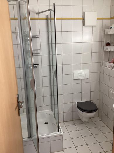 Lichtdurchflutete 1-Zimmer-Wohnung mit moderner Einbauküche & TG-Stellplatz – Badezimmer