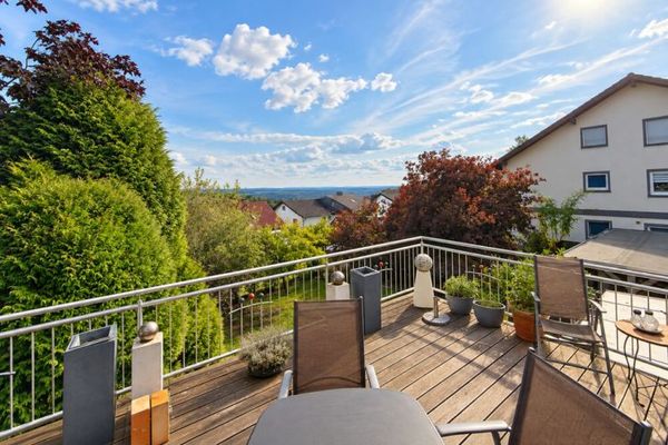 Living with a panoramic view – spacious plot and magnificent long-distance views