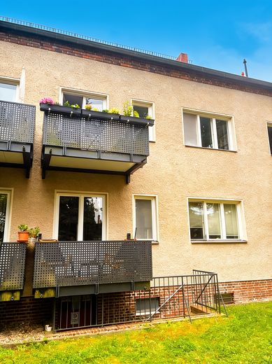 Berlin-Köpenick | 299.000 € | Denkmal-ETW, 2,5 Zimmer, saniert, vermietet, inkl. Garage – Gebäude Rückseite
