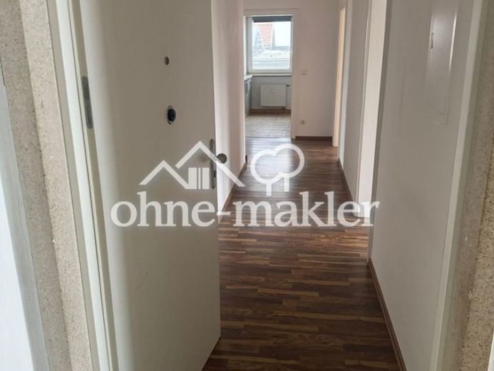 3- Zimmer-Hochparterre- Wohnung mit Einbauküche, Gemeinschaftsgarten und PKW Stellplatz – Foto 1