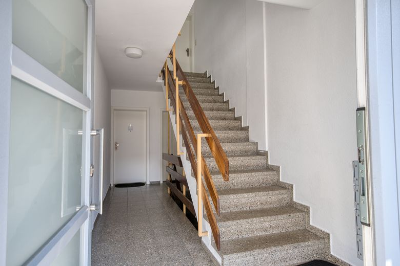 Uitstekend bereikbaar & stabiel verhuurd – belegging in Bonn-Duisdorf – Treppenhaus