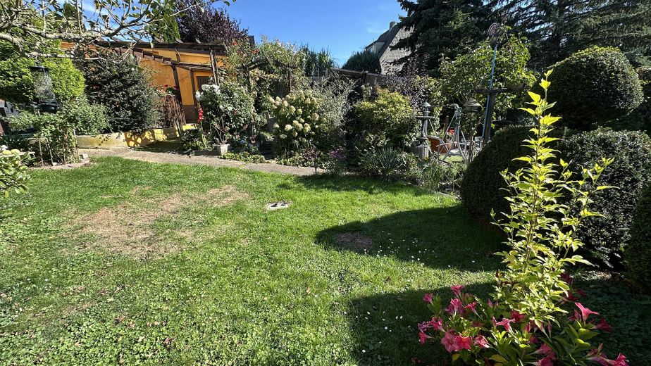Eigenheim am SW-Stadtrand mit schönem Garten – Garten, am Haus