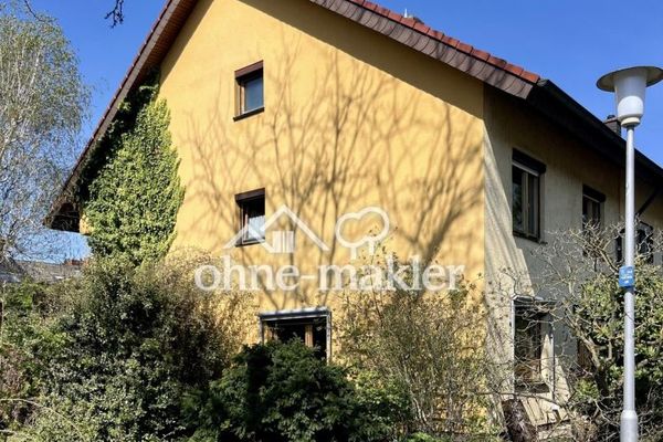 Ampia casa a schiera di testa a Mannheim-Wallstadt