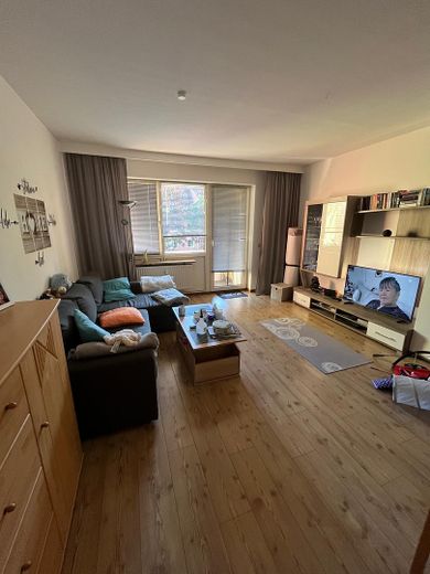 Wohnzimmer mit Balkonzutritt