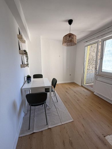 Möblierte 1-2 Zimmer in WG inmitten der Mainzer Neustadt – sofort beziehbar – Küche mit Balkon