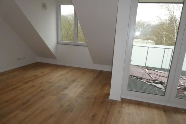 Neue helle Dachgeschoßwohnung mit moderner Heiztechnik im Energiesparhaus Bonn-Endenich