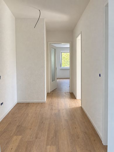 Première occupation après rénovation complète : 2 pièces avec balcon, cuisine équipée et domotique – Flur mit Zugang zu allen Räume