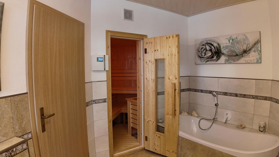 Badezimmer mit Sauna Tür