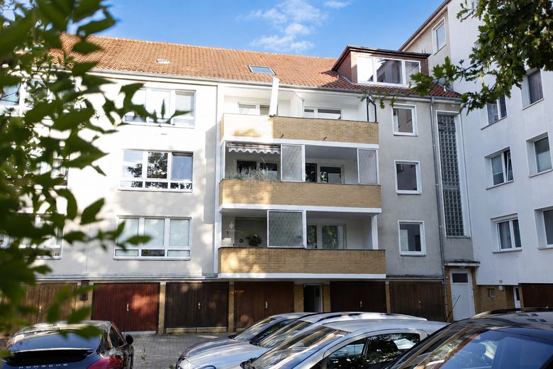 MODERNE 2-KAMERAPPARTEMENT MET BALKON + GARAGE – Innenhof, Garagen