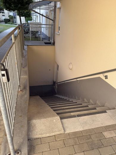 4-Zimmer Wohnung, Garten, Terrasse, Provisionsfrei – Fahrradkeller Eingang