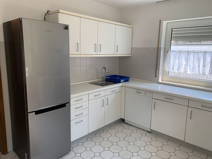 Appartement lumineux de 2 pièces avec terrasse, quartier de Niederursel – große Küche 