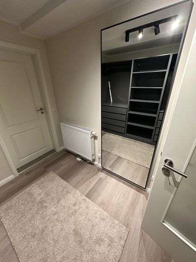 Fully furnished 3-room KfW apartment with kitchen & balcony in a prime location in Wiesbaden Mitte – Schlafzimmer