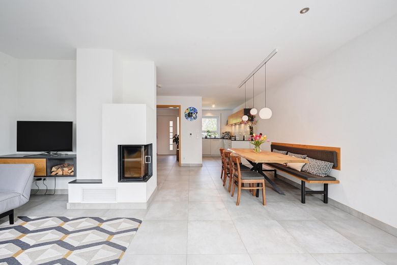 Neuwertige Doppelhaushälfte mit exklusiver Ausstattung, PV-Anlage und sonnigem Südwestgarten – Wohn-/Esszimmer