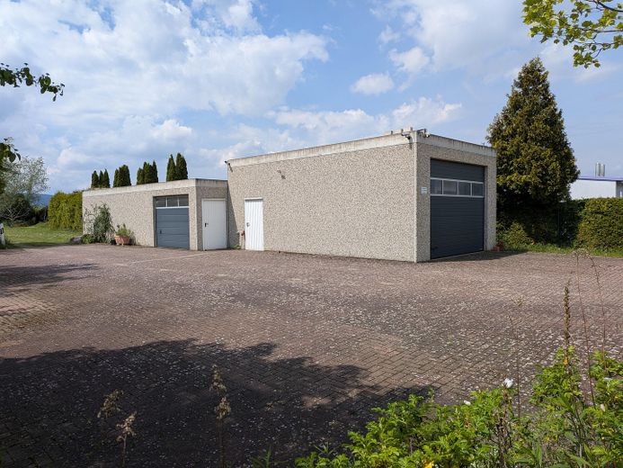 Bedrijfsterrein (splitsing mogelijk) met grote garages en woonmogelijkheid aan de rand van het veld – Garagen 1 und 2