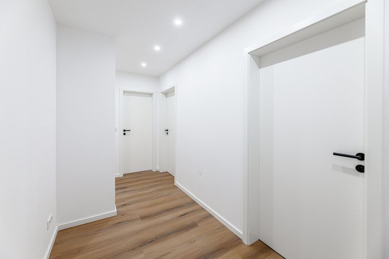 Modernisierte, frisch kernsanierte 2-Zimmer-Eigentumswohnung | 61 m² | Südbalkon – Flur mit Nische