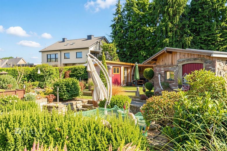 Zwei Wohnwelten unter einem Dach! Freistehendes Einfamilienhaus mit Einliegerwohnung – Garten