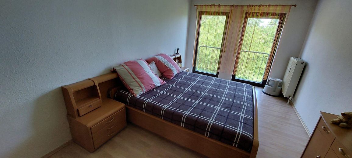 Exklusive 3-Zimmer-Penthousewohnung mit 36 m² Dachterrasse und zwei Stellplätzen – Eltern/Schlafzimmer (1)