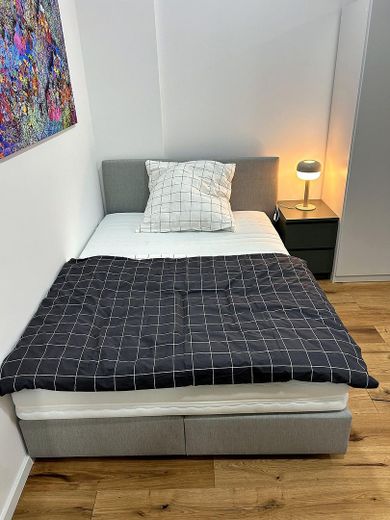 Berlin’de EBK’li, özel ve yüksek kaliteli mobilyalarla döşenmiş 1 odalı atölye dairesinde süreli konaklama – Boxspringbett