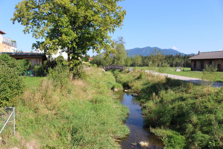 Bachlauf direkt am Garten