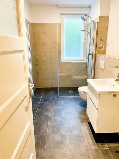 Berlin-Köpenick | 299.000 € | Denkmal-ETW, 2,5 Zimmer, saniert, vermietet, inkl. Garage – Badezimmer