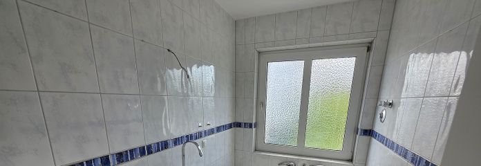 Bad: Wanne, Dusche + Fenster