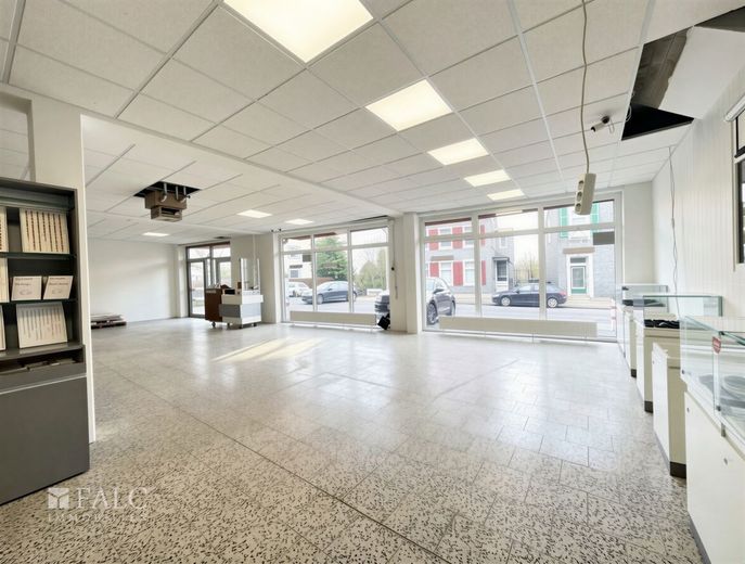 Vielseitig nutzbare Ladenfläche mit Büro, Stellplätzen und guter Sichtbarkeit – Showroom
