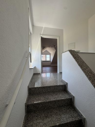 شقة دوبلكس مرنة مع مطبخين وحمّامين – السكن والعمل تحت سقف واحد – دييلهايم – Treppe 