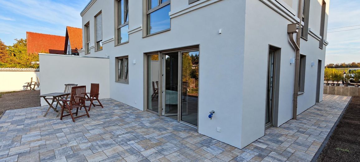 2026’da ilk kez oturuma hazır: Magdeburg’un güneyinde ikiz evin yarısı – bahçe, şömine, ısı pompası, 150 m², A+ – Terrasse