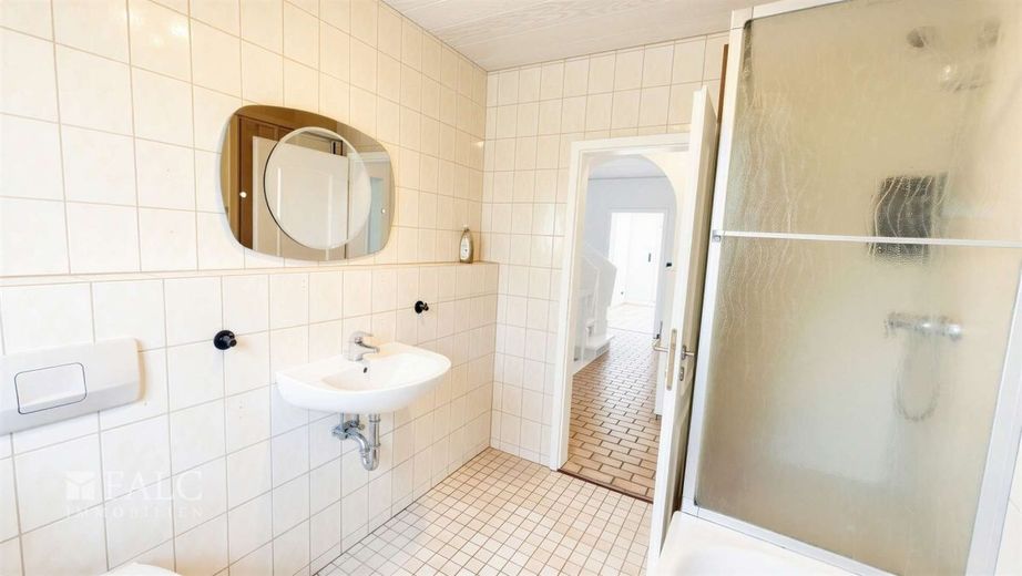 Familientraum in Wuppertal - freistehendes Haus mit Garten – Badezimmer Ergeschoss
