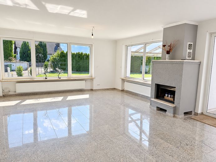 Havuz, ev sineması ve seçkin yaşam konforuyla aile cenneti – Wohnzimmer