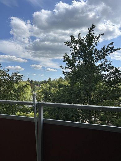 Ankastre mutfaklı, duş banyolu, balkonlu, otoparklı daire; BER ve Freie Universität Berlin yakınında – Blick vom Balkon ins Grün