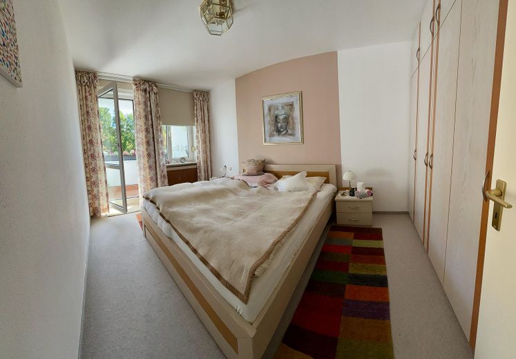 Grosses Schlafzimmer m. Loggia
