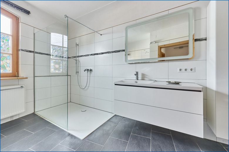 ** Reparaturbedürftiges freistehendes Einfamilienhaus **  in Haus-/Hofbauweise! – Badezimmer