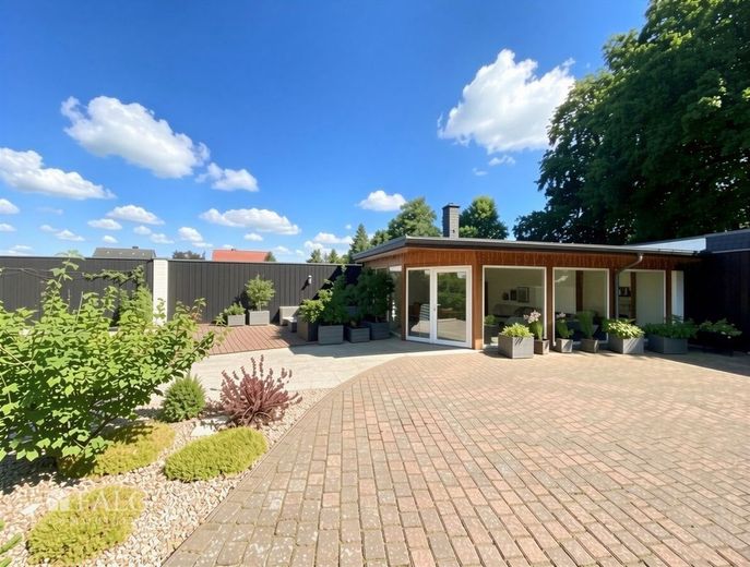 +++ Elegantes Zweifamilienhaus mit großem Garten, Badeteich inkl. Poolhaus +++ – Terrasse und Poolhaus