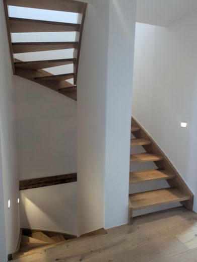 Obertraubling'de tekil tarihi eser statüsündeki sıra ev – Treppenhaus 1. OG