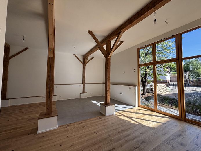 Exclusivo loft en planta baja en un edificio histórico protegido - Primera ocupación – Wohn-/Ess-/Küchenbereich