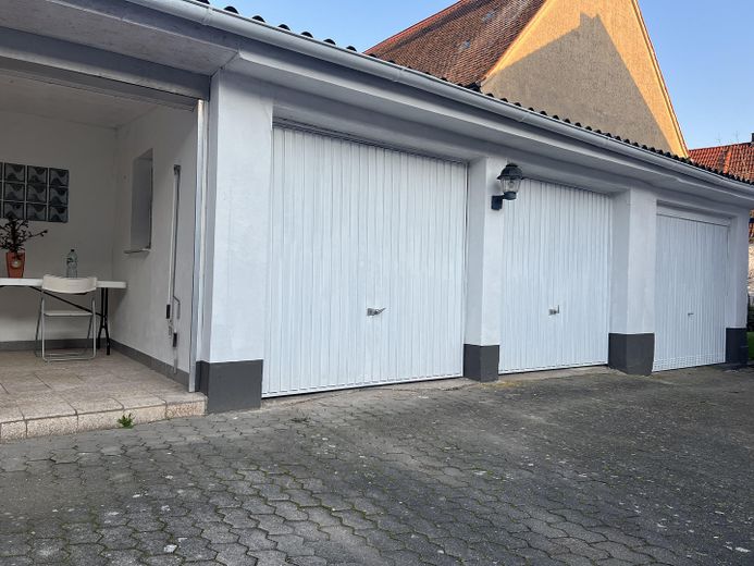 Dom jedno- lub dwurodzinny z pompą ciepła – bez prowizji – – Garagen