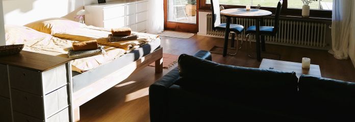 Appartement entièrement équipé, terrasse, jardin, place de stationnement – Wohnzimmer