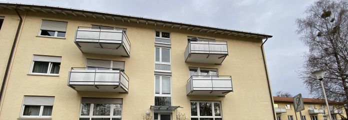 Piso en propiedad de 3 habitaciones con dos balcones – Hausansicht Straßenseite