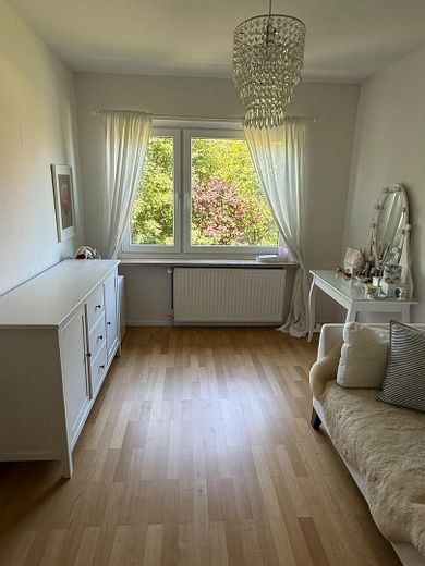 Gerenoveerde eindwoning met kelder en verbouwde zolder – Kinder- / Arbeitszimmer