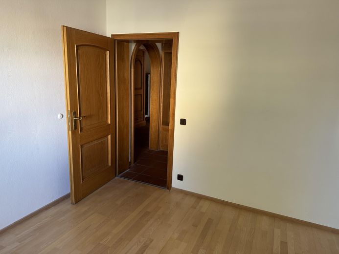 Gartenwohnung mit überdachter Terrasse und 5 Zimmern – Kinderzimmer Ostseite